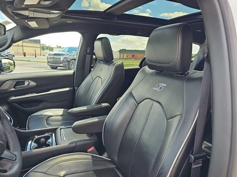 Used 2024 Chrysler Pacifica Premium FWD image 11