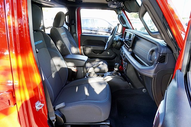 Certified 2025 Jeep Wrangler Unlimited Rubicon 4xe w/ Convenience Group AWD/4WD image 18