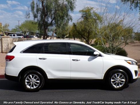 Used 2016 Kia Sorento LX image 5