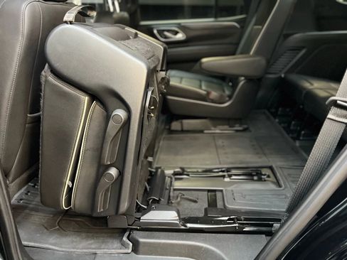 Used 2023 GMC Yukon SLT w/ SLT Premium Package image 16
