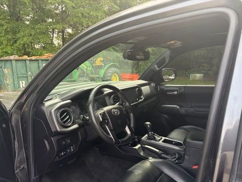 Used 2022 Toyota Tacoma TRD Sport w/ TRD Premium Sport Package AWD/4WD image 8