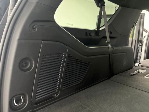 Used 2025 Chevrolet Suburban Z71 image 37