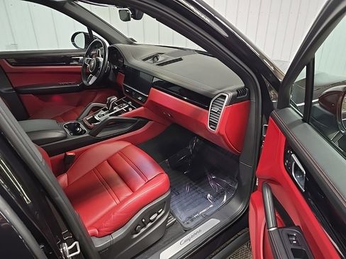 Used 2022 Porsche Cayenne Platinum Edition image 16