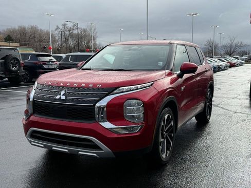 Used 2025 Mitsubishi Outlander SE image 3