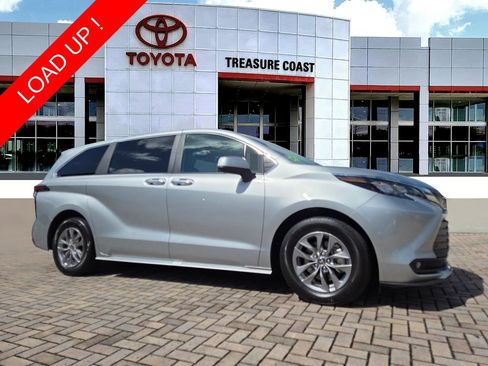 Used 2025 Toyota Sienna XLE FWD image 1
