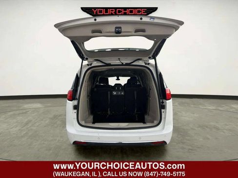 Used 2018 Chrysler Pacifica Touring-L FWD image 15