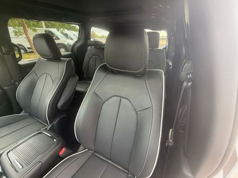 New 2026 Chrysler Pacifica Limited FWD image 23