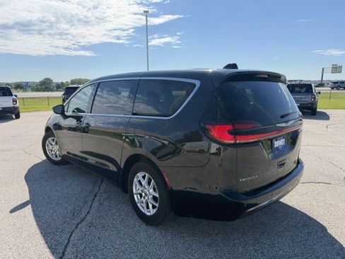 Used 2023 Chrysler Pacifica Touring-L FWD image 7