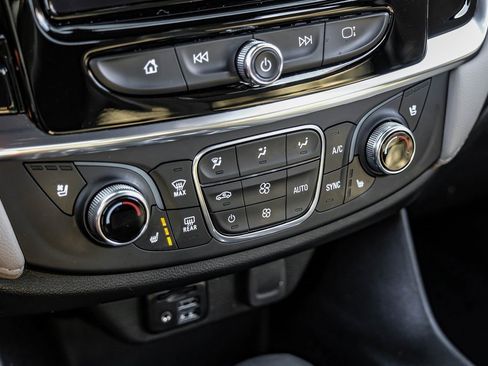 Used 2023 Chevrolet Traverse Premier image 36