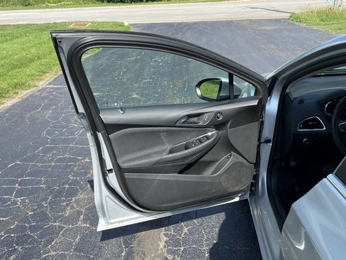 Used 2017 Chevrolet Cruze LT image 30