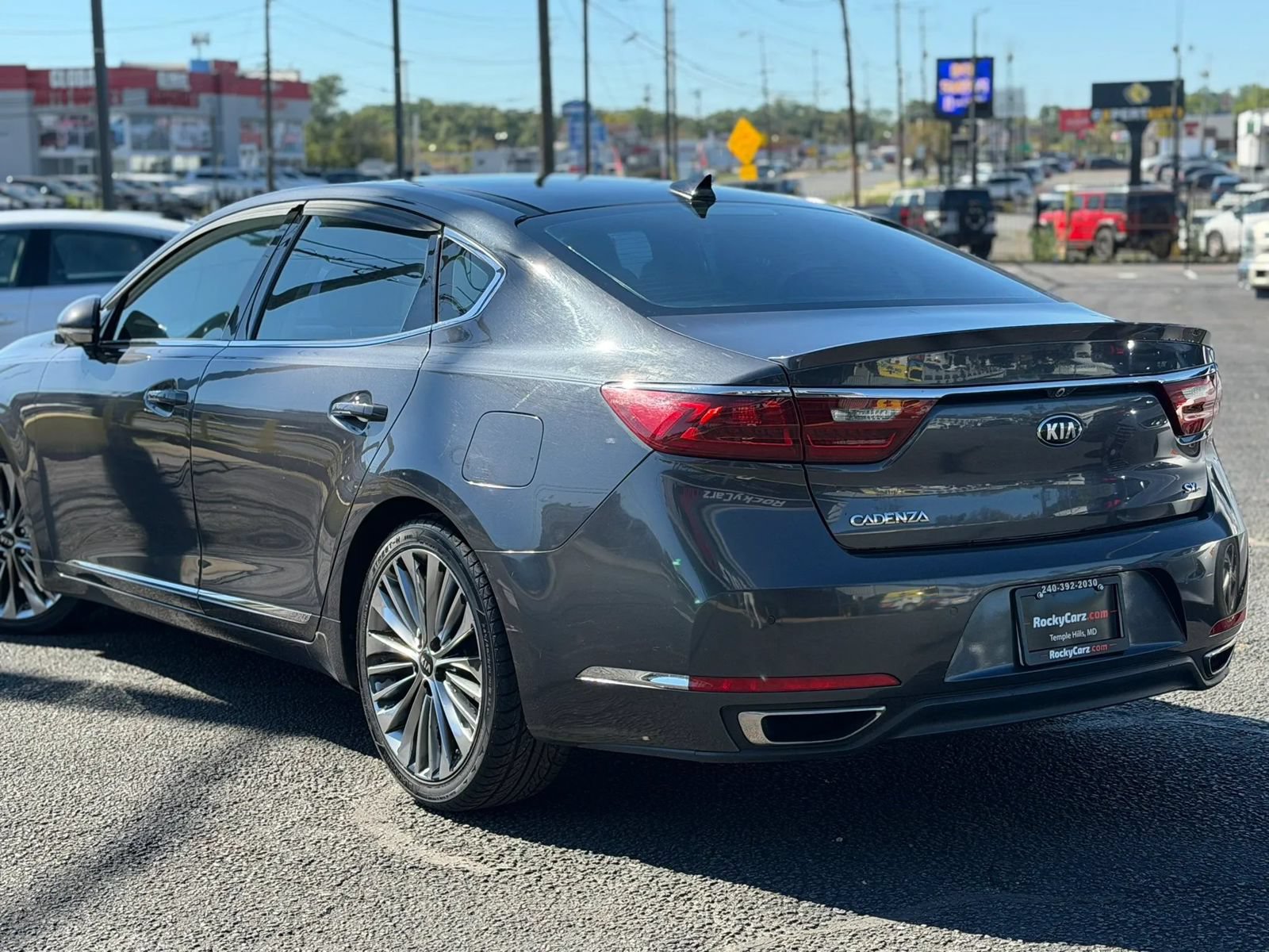 Used 2017 Kia Cadenza Limited FWD image 4