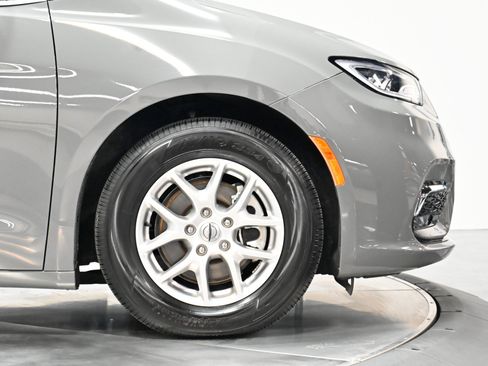 Used 2023 Chrysler Pacifica Touring-L w/ Uconnect Theater Family Group FWD image 29