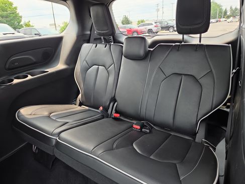 Used 2026 Chrysler Pacifica Limited FWD image 10