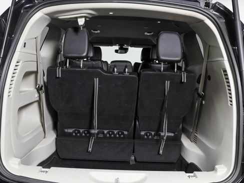Used 2024 Chrysler Pacifica Touring-L FWD image 40