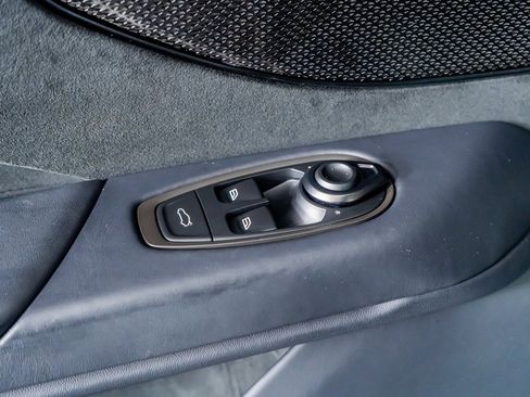 Used 2025 Aston Martin V8 Vantage Coupe image 34