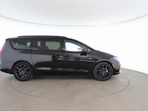 Used 2025 Chrysler Pacifica Limited image 22