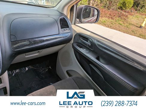 Used 2012 Chrysler Town & Country Touring image 14