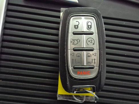Used 2023 Chrysler Pacifica Touring-L image 27