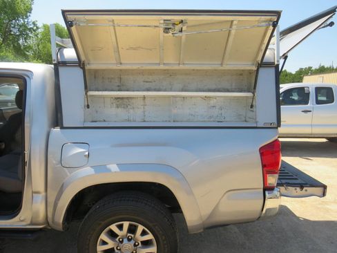 Used 2017 Toyota Tacoma SR5 w/ Tow Package image 26