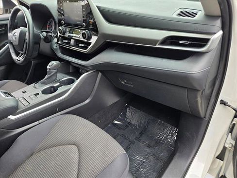 Used 2020 Toyota Highlander LE image 19