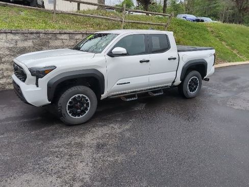 Used 2024 Toyota Tacoma TRD Off-Road w/ TRD Off Road Upgrade Package AWD/4WD image 5