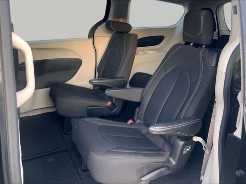 Used 2022 Chrysler Voyager LX FWD image 19