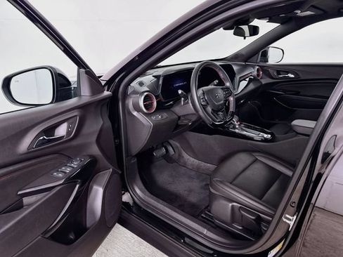 Used 2025 Chevrolet Trax RS w/ Sunroof Package FWD image 3