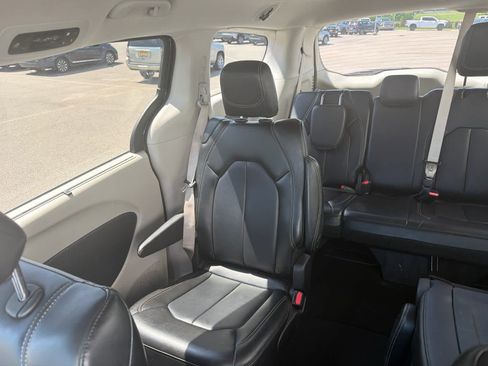 Used 2023 Chrysler Pacifica Touring-L FWD image 8