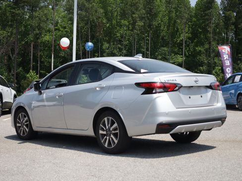 Used 2024 Nissan Versa SV FWD image 3