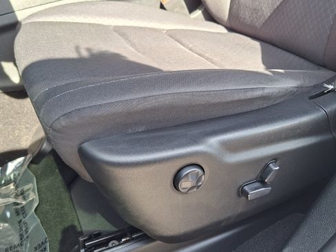 Used 2019 Jeep Grand Cherokee Laredo RWD image 18