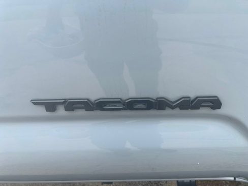 Used 2019 Toyota Tacoma TRD Sport w/ Technology Package RWD image 17