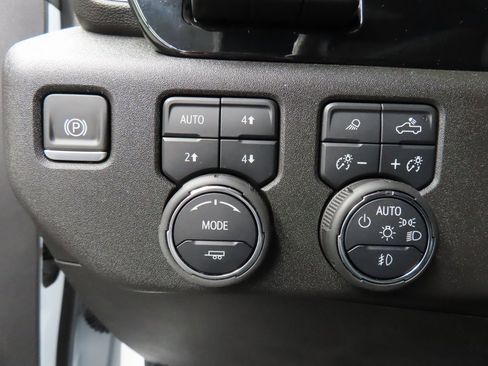 Used 2025 Chevrolet Silverado 2500 ZR2 w/ Technology Package image 46