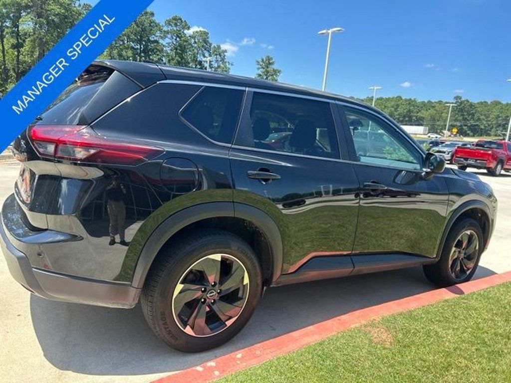 Used 2024 Nissan Rogue SV AWD/4WD image 2
