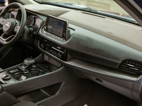 Used 2022 Nissan Rogue SV image 11