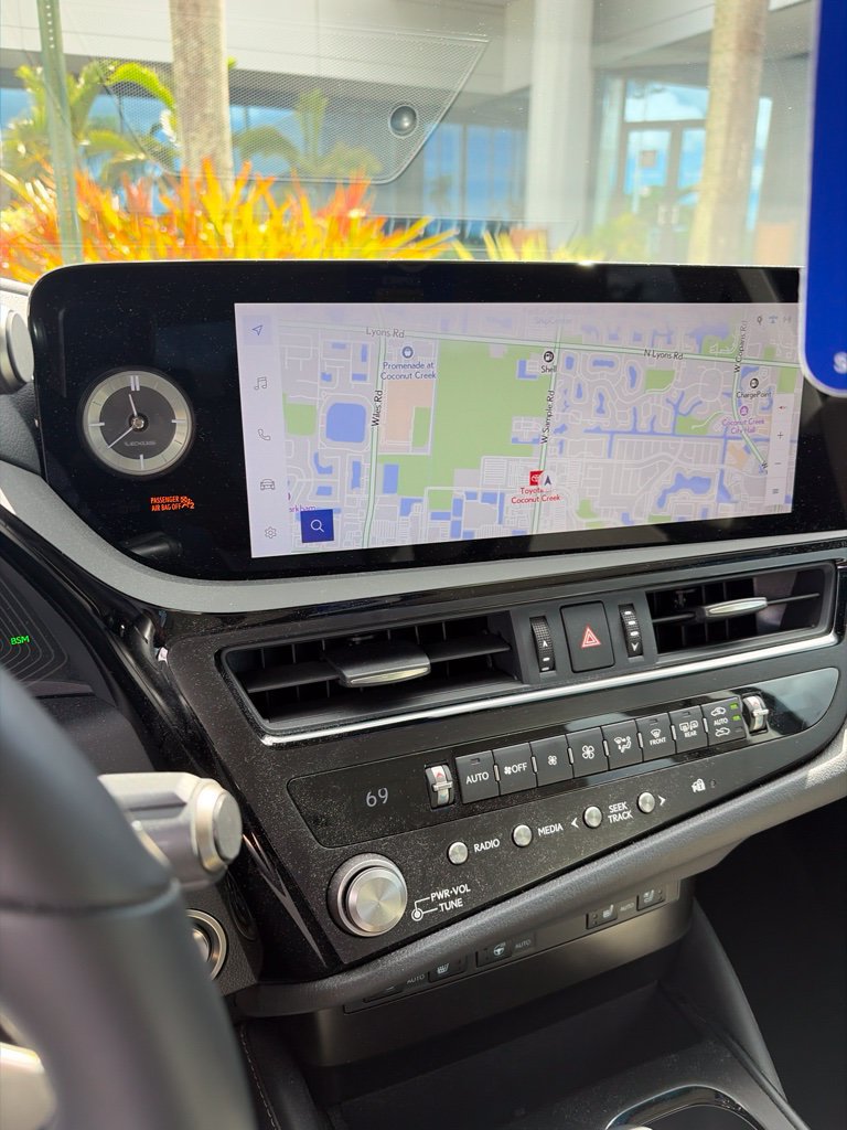 Used 2025 Lexus ES 300h w/ Premium Package FWD image 3