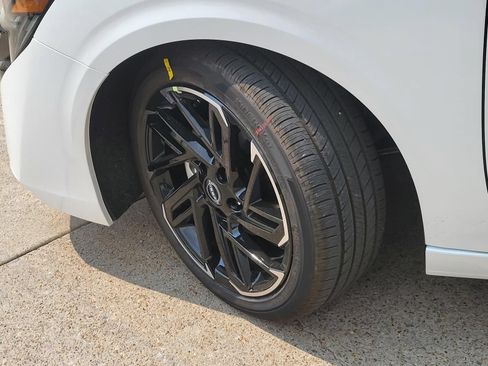 New 2027 Nissan Sentra SR w/ Floor Mat Package FWD image 9