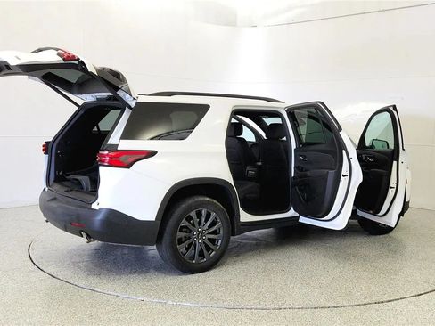 Used 2023 Chevrolet Traverse RS FWD image 12