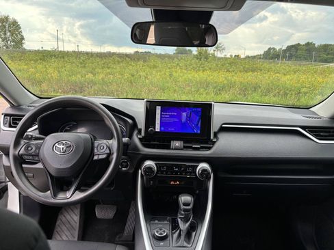 Used 2025 Toyota RAV4 XLE AWD/4WD image 19