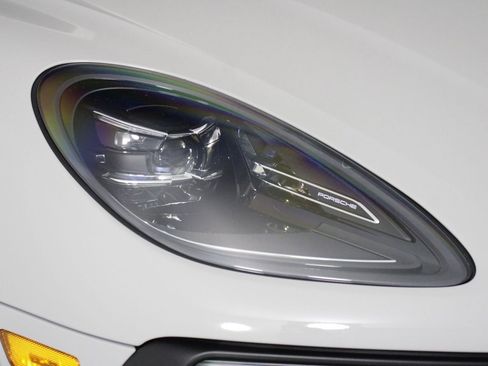 Certified 2025 Porsche Macan AWD/4WD image 28