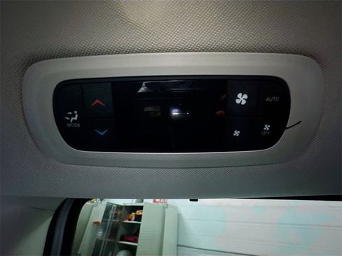 Used 2024 Chrysler Pacifica Touring-L image 22