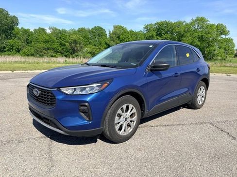 Used 2023 Ford Escape Active w/ Cold Weather Package FWD image 1