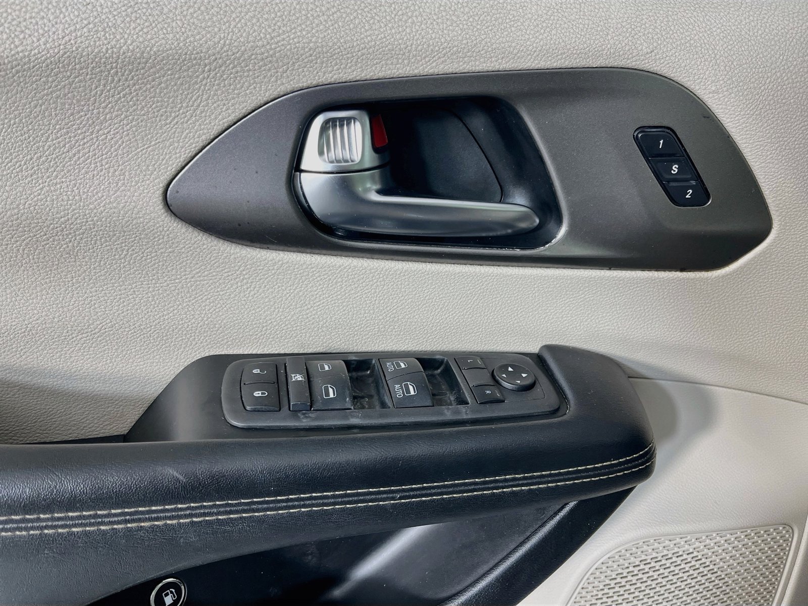 Used 2021 Chrysler Pacifica Touring-L FWD image 26