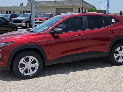 Used 2025 Chevrolet Trax LS FWD image 4
