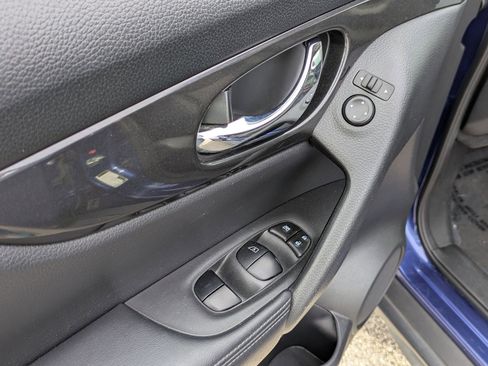 Used 2019 Nissan Rogue SV image 12