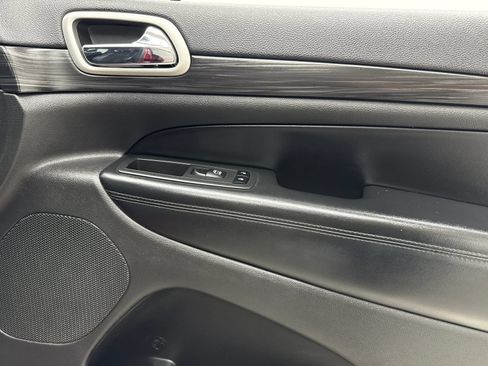 Used 2019 Jeep Grand Cherokee Altitude RWD image 40