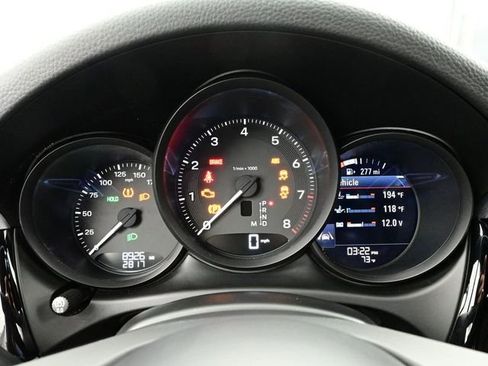 Certified 2025 Porsche Macan image 9