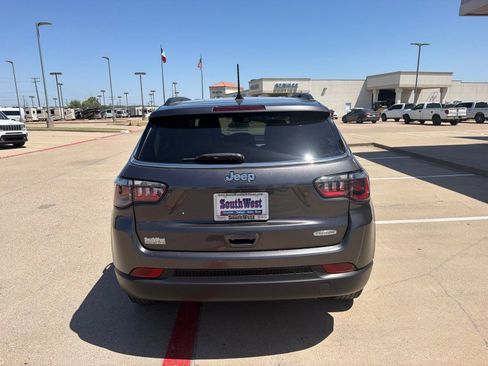 Used 2022 Jeep Compass Latitude FWD image 6
