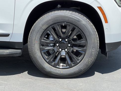 Used 2025 GMC Yukon XL Denali AWD/4WD image 16