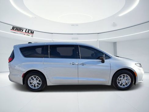 New 2026 Chrysler Pacifica Select FWD image 2