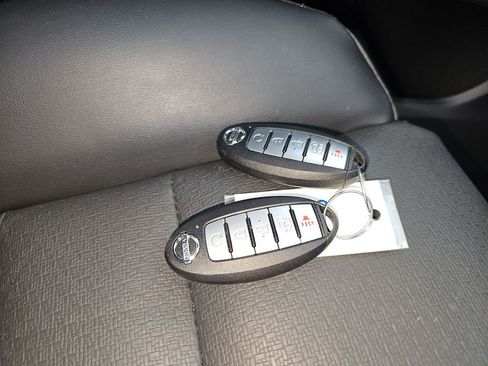 Used 2021 Nissan Rogue SV w/ Premium Package image 17